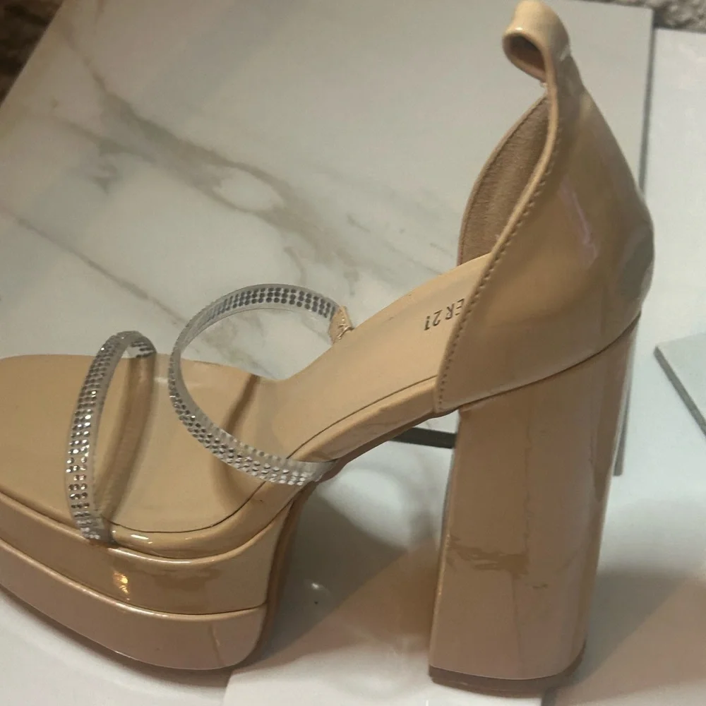 🍀 3 for $25 Forever 21 Shiny Tan Nude Platform Shoes with Chunky Heels Size 7